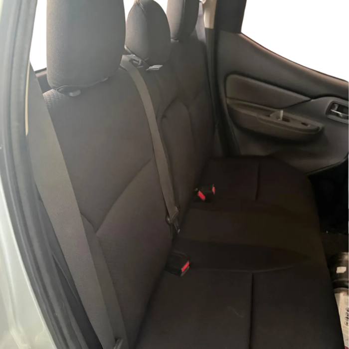 Cubreasientos traseros Mitsubishi L200 2025-2026 línea Custom en tela negro