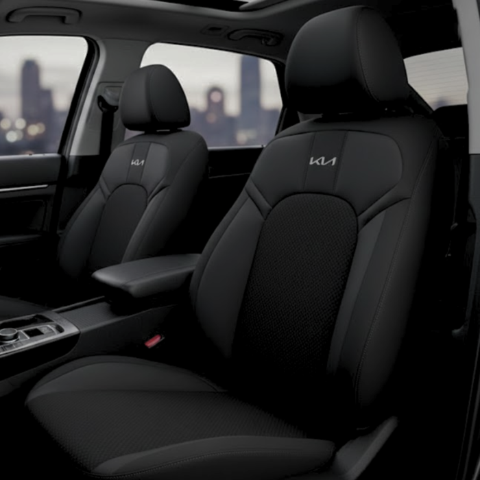 Cubreasientos delanteros para Kia K3 2025 versión Ex Pack GT Line línea Custom en tela automotriz negra con logotipo plata