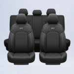 Cubreasientos para Kia K3 2025 versión L/LX/EX línea Custom en tacto piel automotriz negra con costuras negras y logotipo de la marca color plata
