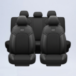 Cubreasientos para Kia K3 2025 versión Ex Pack GT Line línea Custom en tela automotriz negra con costuras negras y logotipo de la marca color plata