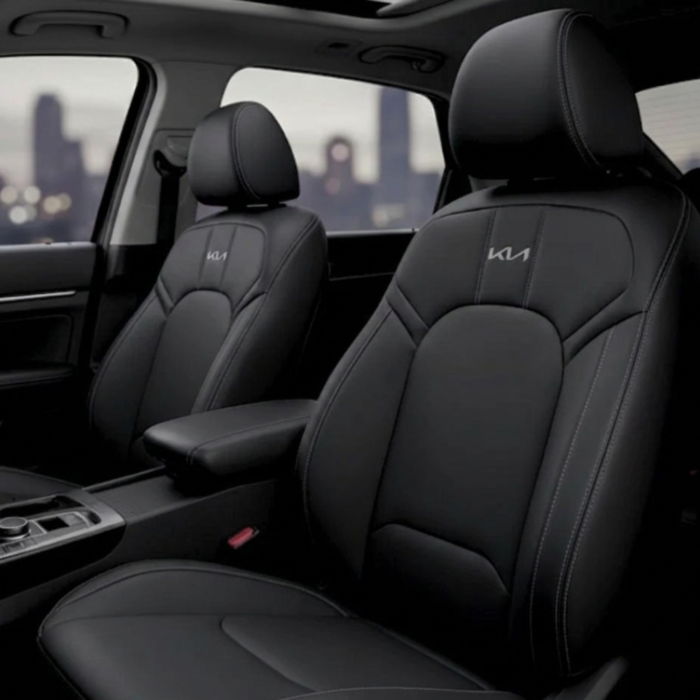Cubreasientos delanteros para Kia K3 2025 versión L/LX/EX línea Custom en tacto piel automotriz negro con logotipo plata