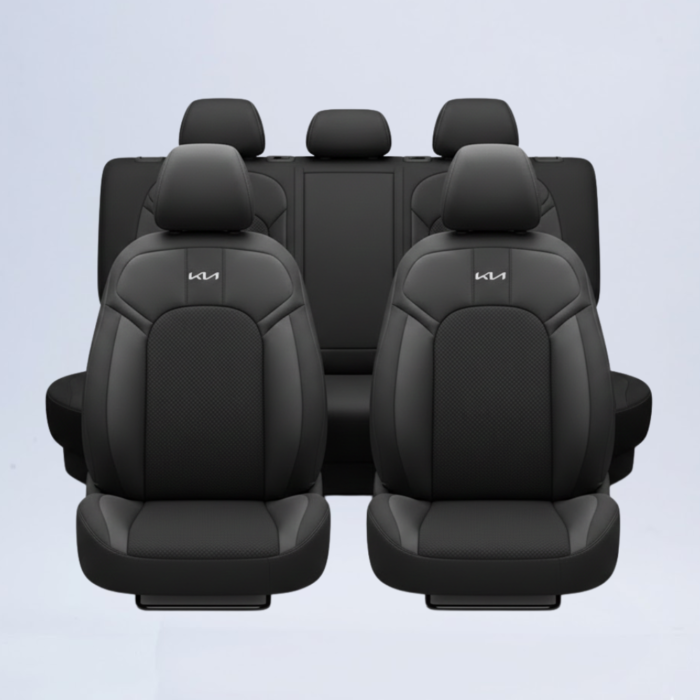 Cubreasientos para Kia K3 2025 versión Ex Pack GT Line línea Custom en tela automotriz negra con costuras negras y logotipo de la marca color plata