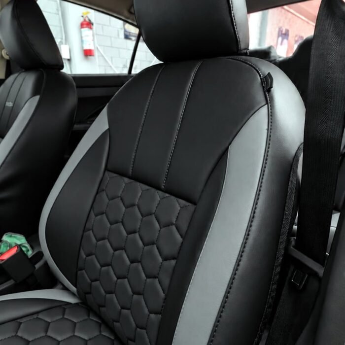 Cubreasientos Heavy Duty gris con negro instalados — vista 1 del diseño de panal hexagonal en tactopiel, Car Fashion